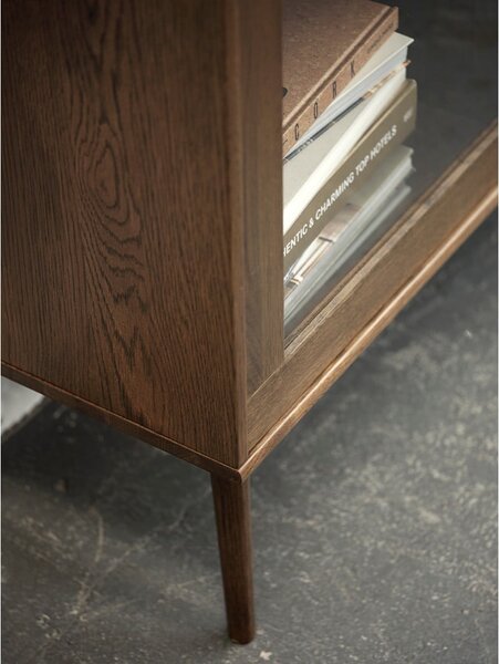 Ciemnobrązowa witryna w dekorze dębu z drzwiami przesuwnymi 110x160 cm Barrali – Unique Furniture