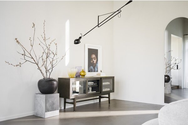 Brązowa witryna w dekorze dębu z drzwiami przesuwnymi 170x75 cm Hazelton – Rowico