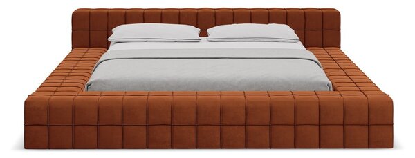 Tapicerowane łóżko dwuosobowe w kolorze terakoty ze stelażem 140x200 cm Akela – Makamii