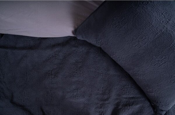 Ciemnoszary zestaw narzuty na łóżko i poszewki na poduszkę żakardowy 180x240 cm Jacquard – Mila Home Luxury
