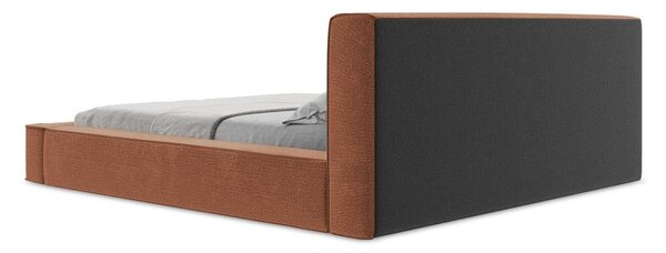 Tapicerowane łóżko dwuosobowe w kolorze terakoty ze schowkiem i stelażem 140x200 cm Noho – Makamii