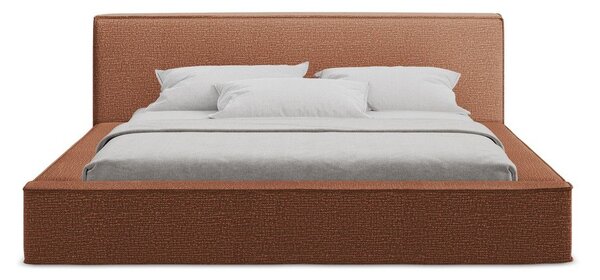 Tapicerowane łóżko dwuosobowe w kolorze terakoty ze schowkiem i stelażem 140x200 cm Noho – Makamii