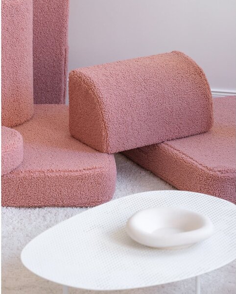Różowa sofa dla dzieci z materiału bouclé 132 cm Settee – Wigiwama