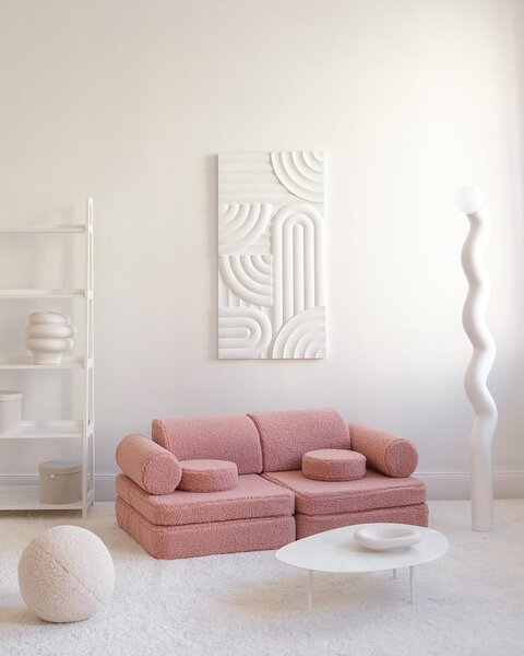 Różowa sofa dla dzieci z materiału bouclé 132 cm Settee – Wigiwama