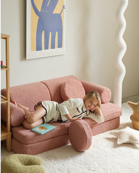 Różowa sofa dla dzieci z materiału bouclé 132 cm Settee – Wigiwama
