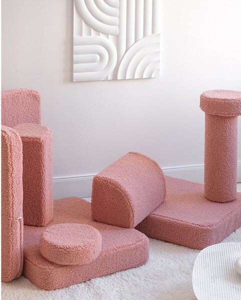 Różowa sofa dla dzieci z materiału bouclé 132 cm Settee – Wigiwama