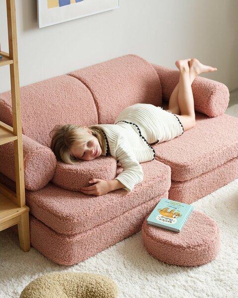 Różowa sofa dla dzieci z materiału bouclé 132 cm Settee – Wigiwama