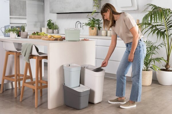 Ciemnoszary kosz na śmieci do segregacji odpadów z plastiku z recyklingu 20 l Ready To Collect – Curver