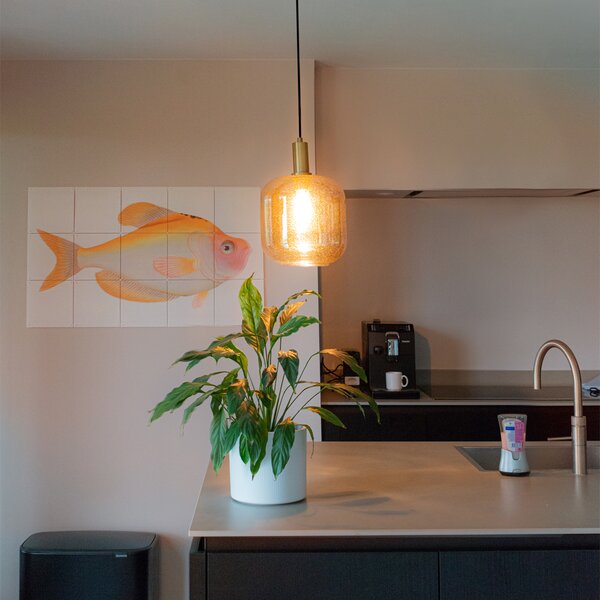 Designerska lampa wisząca czarna z mosiądzem i bursztynowym szkłem - Zuzanna