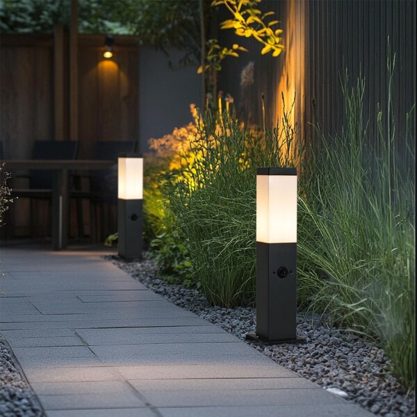 Lampa zewnętrzna ciemnoszara ze szkłem opalowym 45 cm IP44 z gniazdem i czujnikiem ruchu - Malios