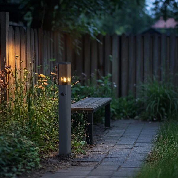 Lampa zewnętrzna ciemnoszara z przydymionym szkłem 80 cm IP44 z gniazdem i czujnikiem ruchu - Malios