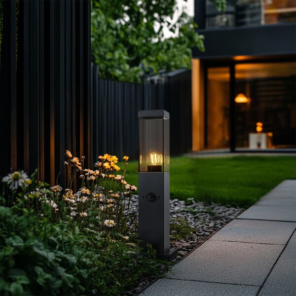 Lampa zewnętrzna ciemnoszara z przydymionym szkłem 45 cm IP44 z gniazdem i czujnikiem ruchu - Malios