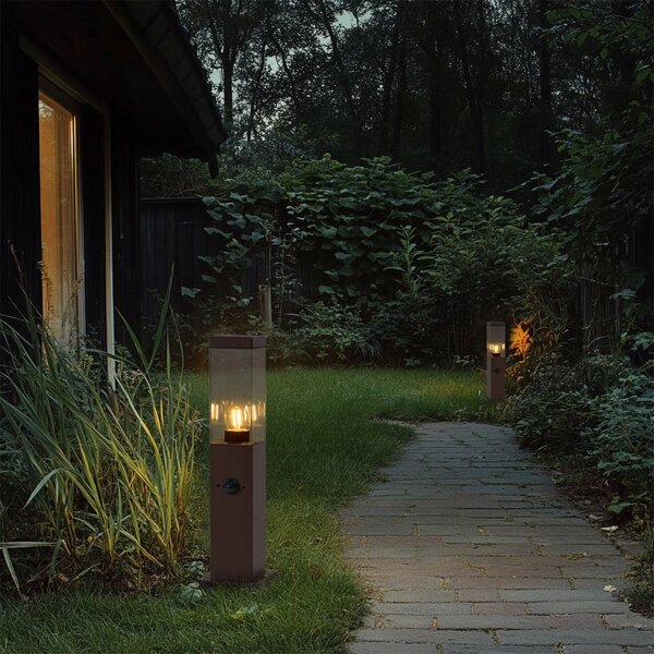 Lampa zewnętrzna rdzawobrązowa z przezroczystym szkłem 45 cm IP44 z gniazdem i czujnikiem ruchu - Malios