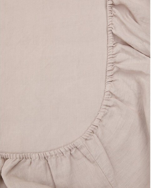 Szarobrązowe bawełniane prześcieradło z gumką 180x200 cm Simmel – Kave Home