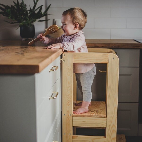 Pomocnik kuchenny dla dzieci z litego drewna sosnowego w naturalnym kolorze Montessori – Meowbaby