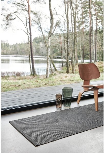 Antracytowy chodnik odpowiedni na zewnątrz 70x300 cm Emm Black Linen – Pappelina