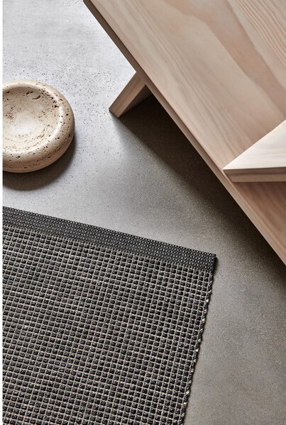 Antracytowy chodnik odpowiedni na zewnątrz 70x300 cm Emm Black Linen – Pappelina