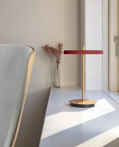 Czerwona lampa stołowa LED ze ściemniaczem i metalowym kloszem (wysokość 31 cm) Asteria Move – UMAGE