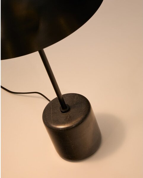 Czarna marmurowa lampa stołowa z metalowym kloszem (wysokość 58 cm) Sayra – Kave Home