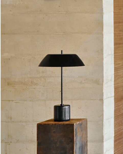 Czarna marmurowa lampa stołowa z metalowym kloszem (wysokość 58 cm) Sayra – Kave Home