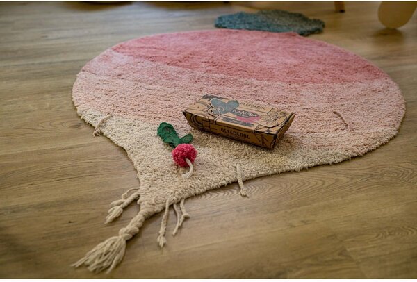 Różowy bawełniany dywan dziecięcy tkany ręcznie odpowiedni do prania 100x150 cm Ramona the Radish – Lorena Canals