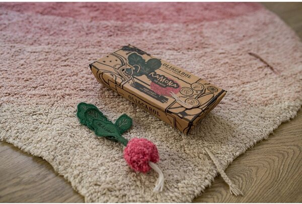Różowy bawełniany dywan dziecięcy tkany ręcznie odpowiedni do prania 100x150 cm Ramona the Radish – Lorena Canals