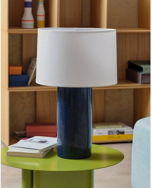 Niebieska lampa stołowa z tekstylnym kloszem (wysokość 53,5 cm) Toneric – Kave Home