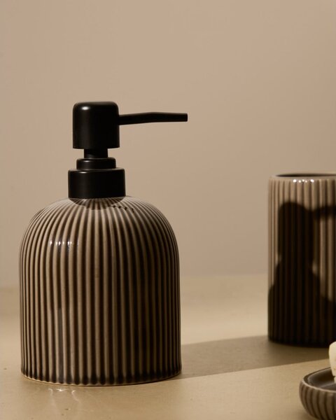 Ciemnobrązowy ceramiczny kubek na szczoteczki do zębów Selime – Kave Home