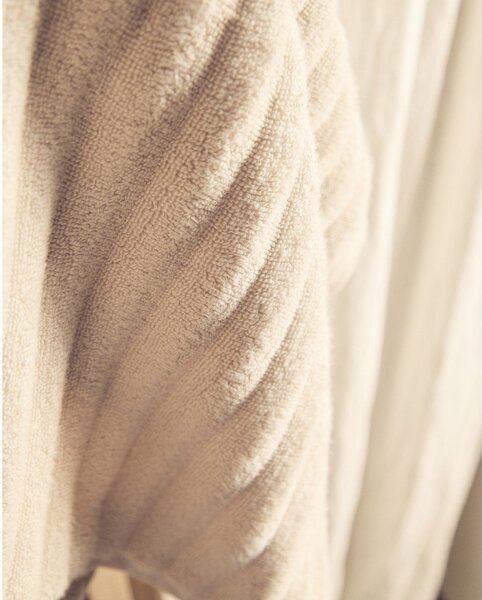 Beżowy bawełniany ręcznik kąpielowy frotte 70x140 cm Navira – Kave Home