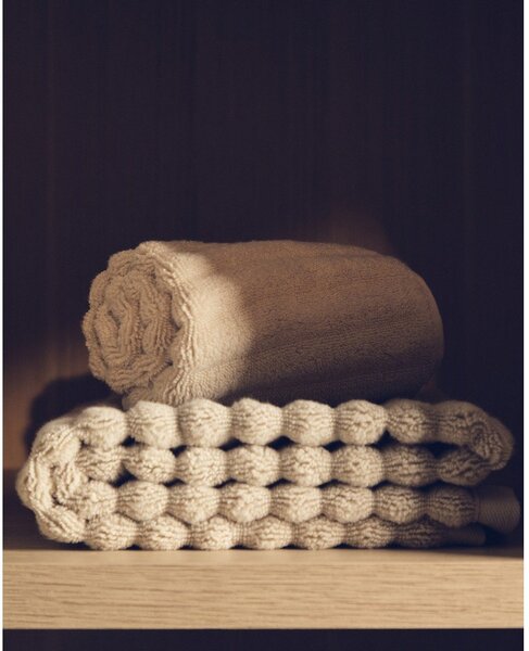 Beżowy bawełniany ręcznik kąpielowy frotte 70x140 cm Navira – Kave Home