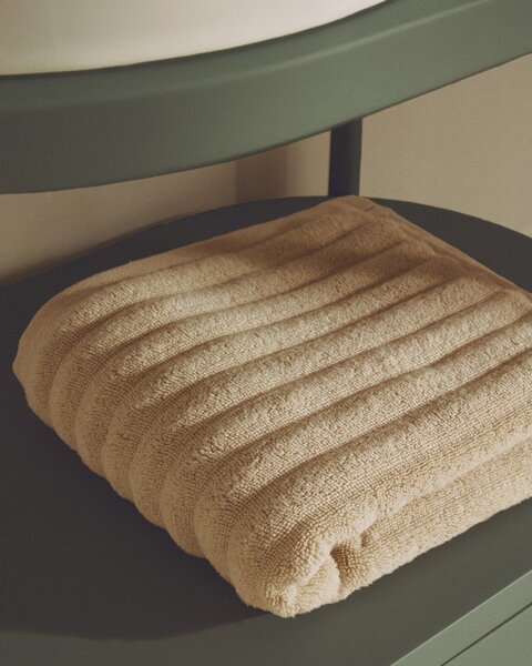 Beżowy bawełniany ręcznik kąpielowy frotte 70x140 cm Navira – Kave Home