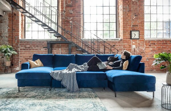 Granatowa aksamitna rozkładana sofa w kształcie litery "U" Miuform Lofty Lilly, prawostronna