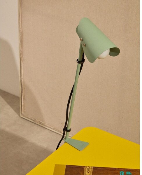 Zielona metalowa lampa stołowa z klipsem (wysokość 51 cm) Jula – Kave Home