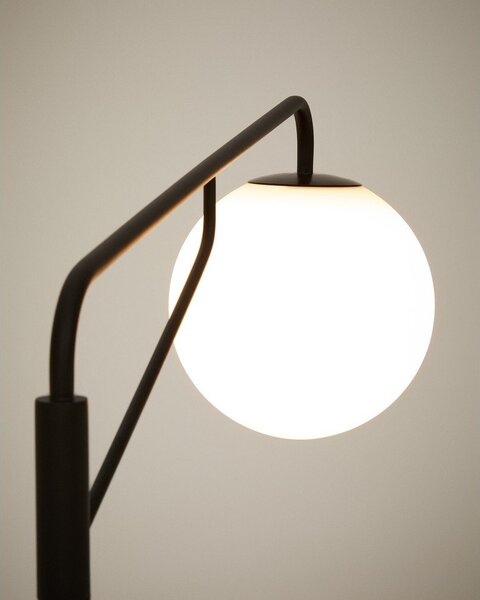 Biało-czarna lampa stojąca ze szklanym kloszem (wysokość 164 cm) Eilo – Kave Home