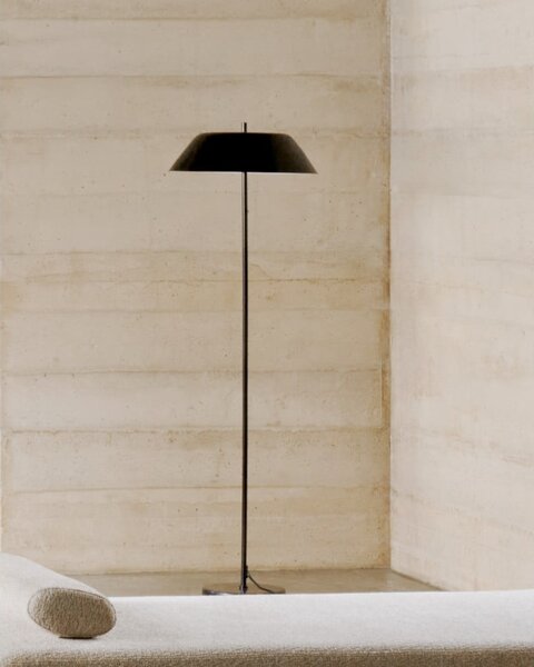Czarna lampa stojąca z metalowym kloszem (wysokość 153 cm) Sayra – Kave Home