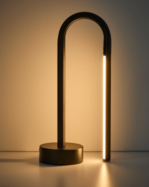 Czarna metalowa lampa stołowa LED (wysokość 30 cm) Bow – Kave Home