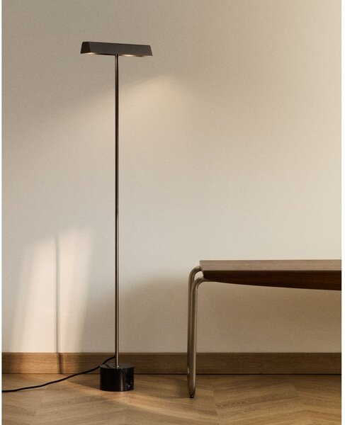 Czarna lampa stojąca (wysokość 121 cm) Lynor – Kave Home
