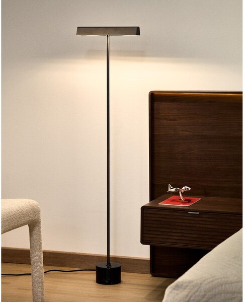Czarna lampa stojąca (wysokość 121 cm) Lynor – Kave Home