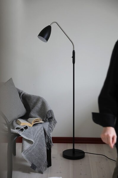 Czarna lampa stojąca LED ze ściemniaczem i metalowym kloszem (wysokość 140 cm) Patro – Markslöjd