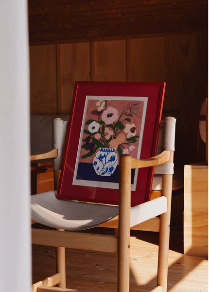 Plakat 30x40 cm Flowers on Blue Table – Carla Llanos – The Poster Club