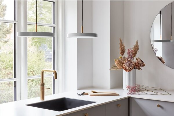 Jasnoszara lampa wisząca LED z metalowym kloszem ø 31 cm Asteria Mini – UMAGE