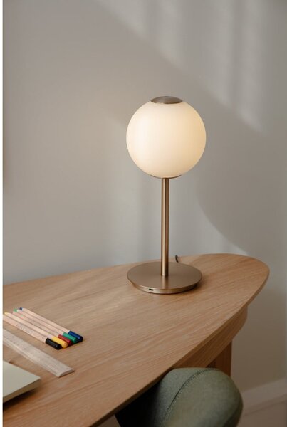 Metalowa lampa stołowa LED w kolorze mosiądzu ze ściemniaczem i szklanym kloszem (wysokość 37 cm) Audrey Table – UMAGE