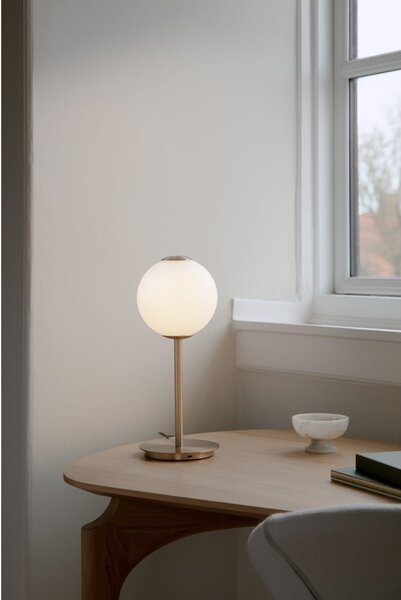 Metalowa lampa stołowa LED w kolorze mosiądzu ze ściemniaczem i szklanym kloszem (wysokość 37 cm) Audrey Table – UMAGE