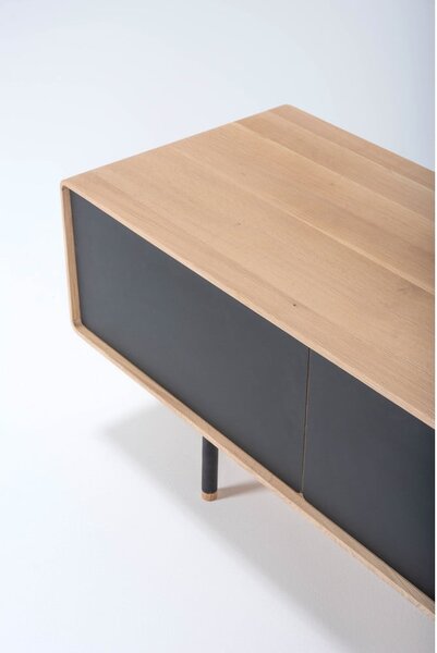 Czarno-naturalna szafka pod TV z litego drewna dębowego 160x48 cm Fina – Gazzda