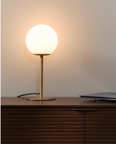 Lampa stołowa w biało-złotym kolorze ze szklanym kloszem (wysokość 35 cm) Brisia – Kave Home