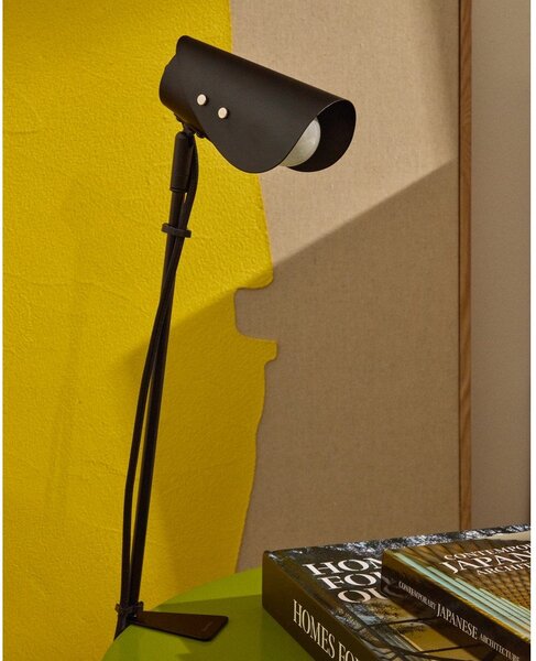 Czarna metalowa lampa stołowa z klipsem (wysokość 51 cm) Jula – Kave Home