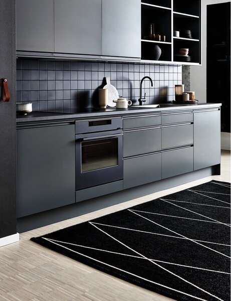 Czarny dywan odpowiedni na zewnątrz 70x100 cm Max Black – Pappelina