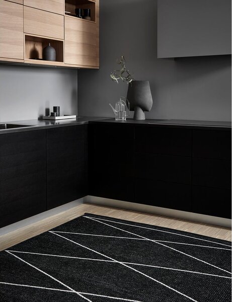 Czarny dywan odpowiedni na zewnątrz 70x100 cm Max Black – Pappelina