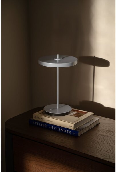 Jasnoniebieska metalowa lampa stołowa LED z metalowym kloszem (wysokość 31 cm) Asteria Move – UMAGE