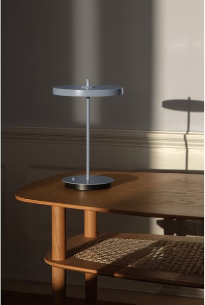 Jasnoniebieska metalowa lampa stołowa LED z metalowym kloszem (wysokość 31 cm) Asteria Move – UMAGE